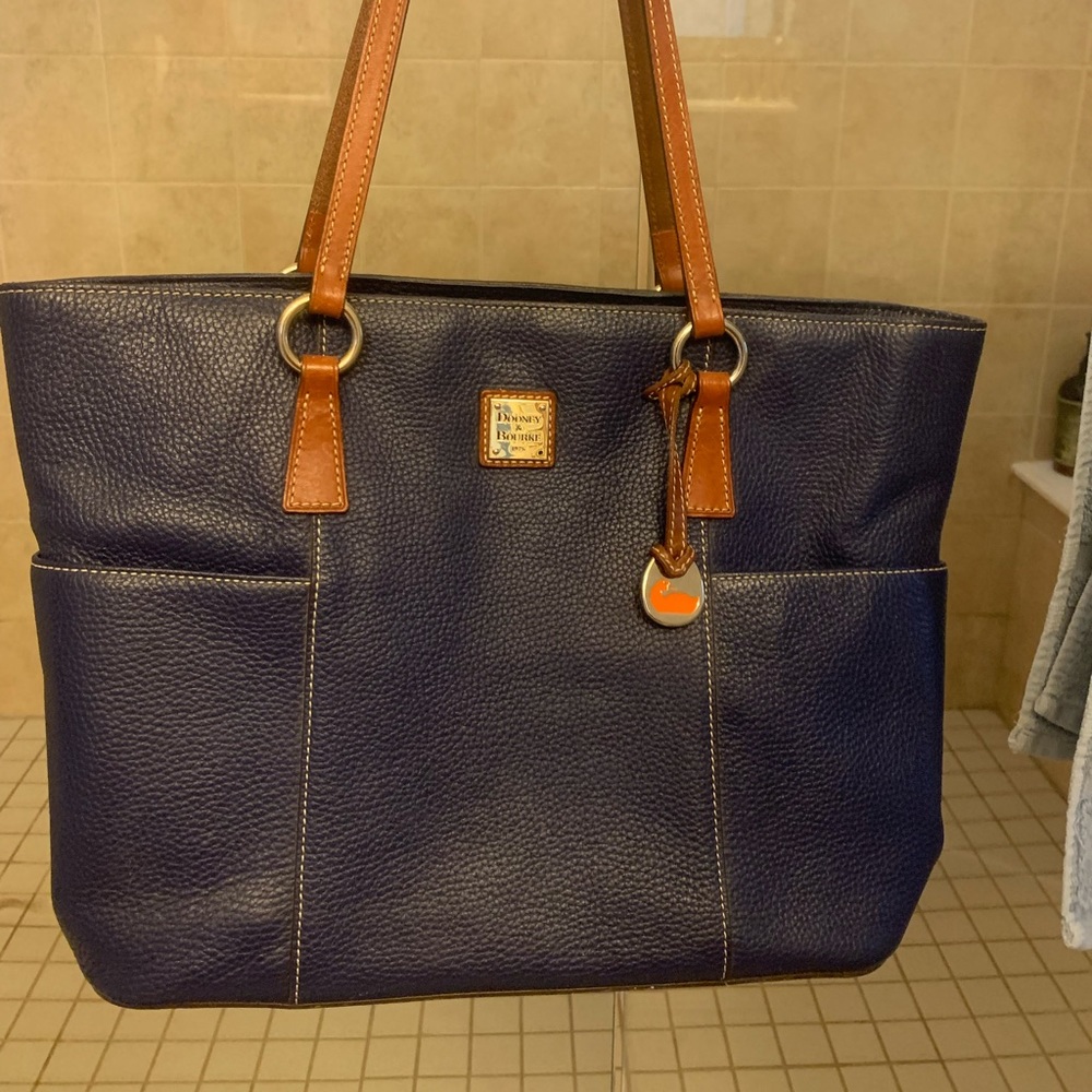 Dooney & bourke large tote style bag.